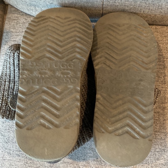 Used Ladies UGG Grey Wool Boots in Good Condition and freshly cleaned. Size 6 - Picture 4 of 4